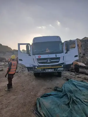 Crane Accessible for Lifting Heavy Items - Professional Services