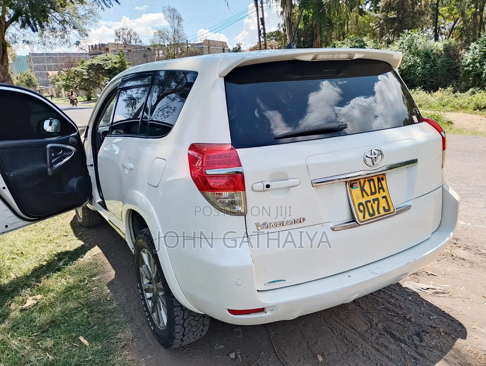Toyota Vanguard 2013 White