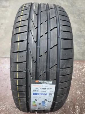 225 /50 R18 Hankhook Tires (Runflat)