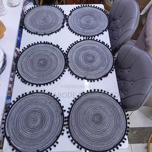Round Woven Placemats Set – 6pcs Washable Dining Table Mats