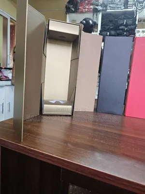 Elite Collapsible Wine Present Box –Matte Textured Magnetic Silhouette