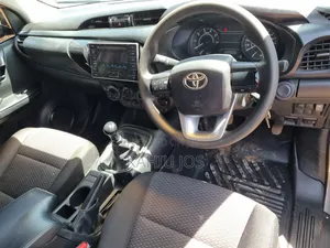 Toyota Hilux 2017 Gold