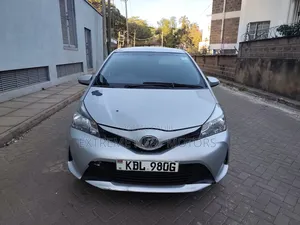 Toyota Vitz 2015 Silver
