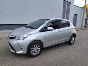 Toyota Vitz 2015 Silver