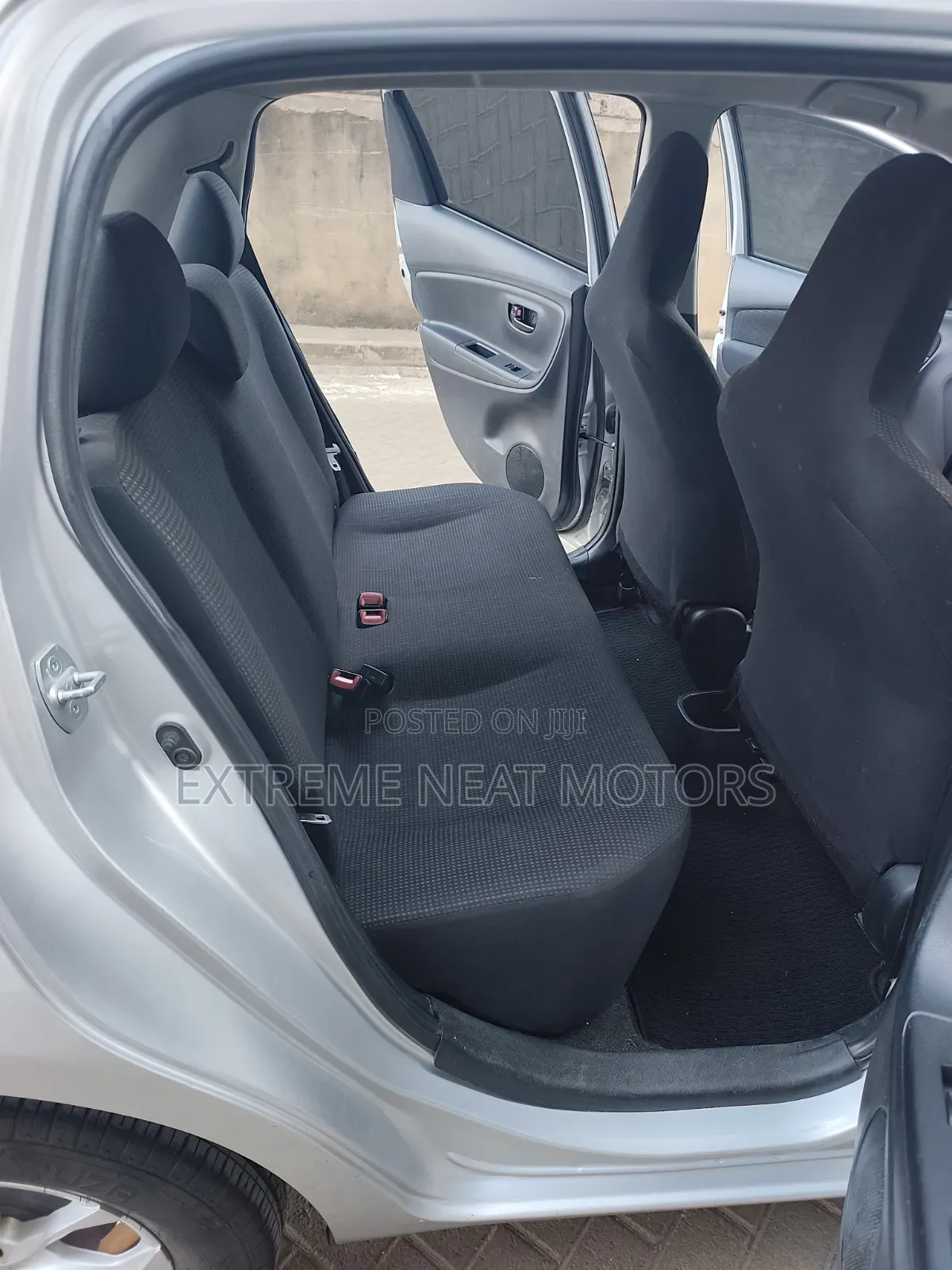 Toyota Vitz 2015 Silver