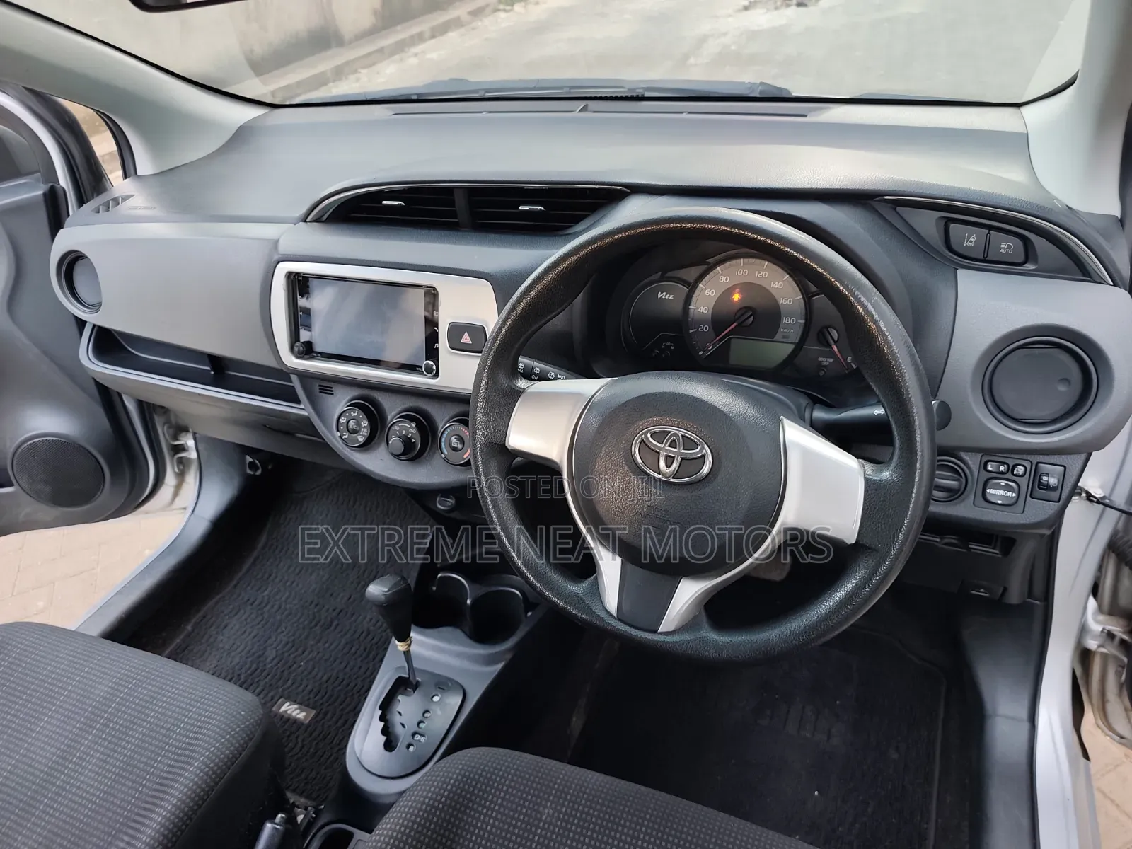 Toyota Vitz 2015 Silver