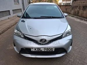 Toyota Vitz 2015 Silver