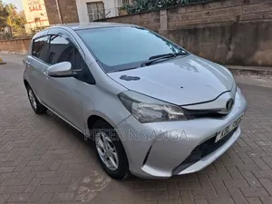Toyota Vitz 2015 Silver