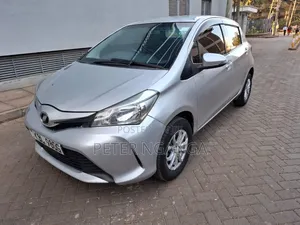 Toyota Vitz 2015 Silver