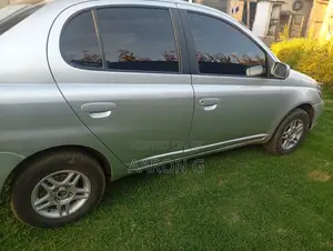 Toyota Platz 2000 Silver