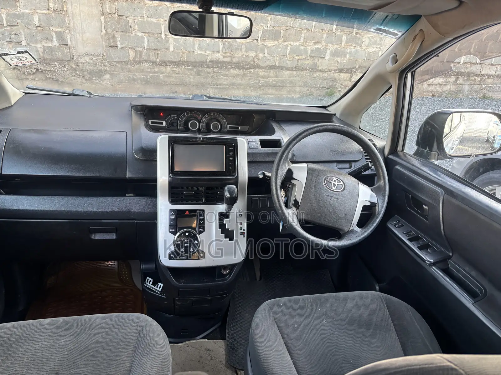Toyota Voxy X 2WD 7-Seater 2012 Silver