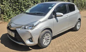 Toyota Vitz 2017 Silver