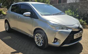 Toyota Vitz 2017 Silver
