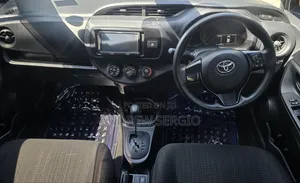 Toyota Vitz 2017 Silver