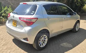 Toyota Vitz 2017 Silver