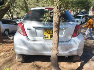 Toyota Vitz 2012 Silver