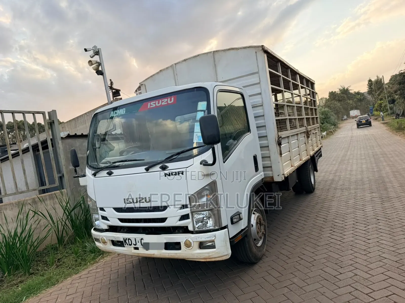 Isuzu NQr 4units for sale.KDM 3 AND KDJ ONE