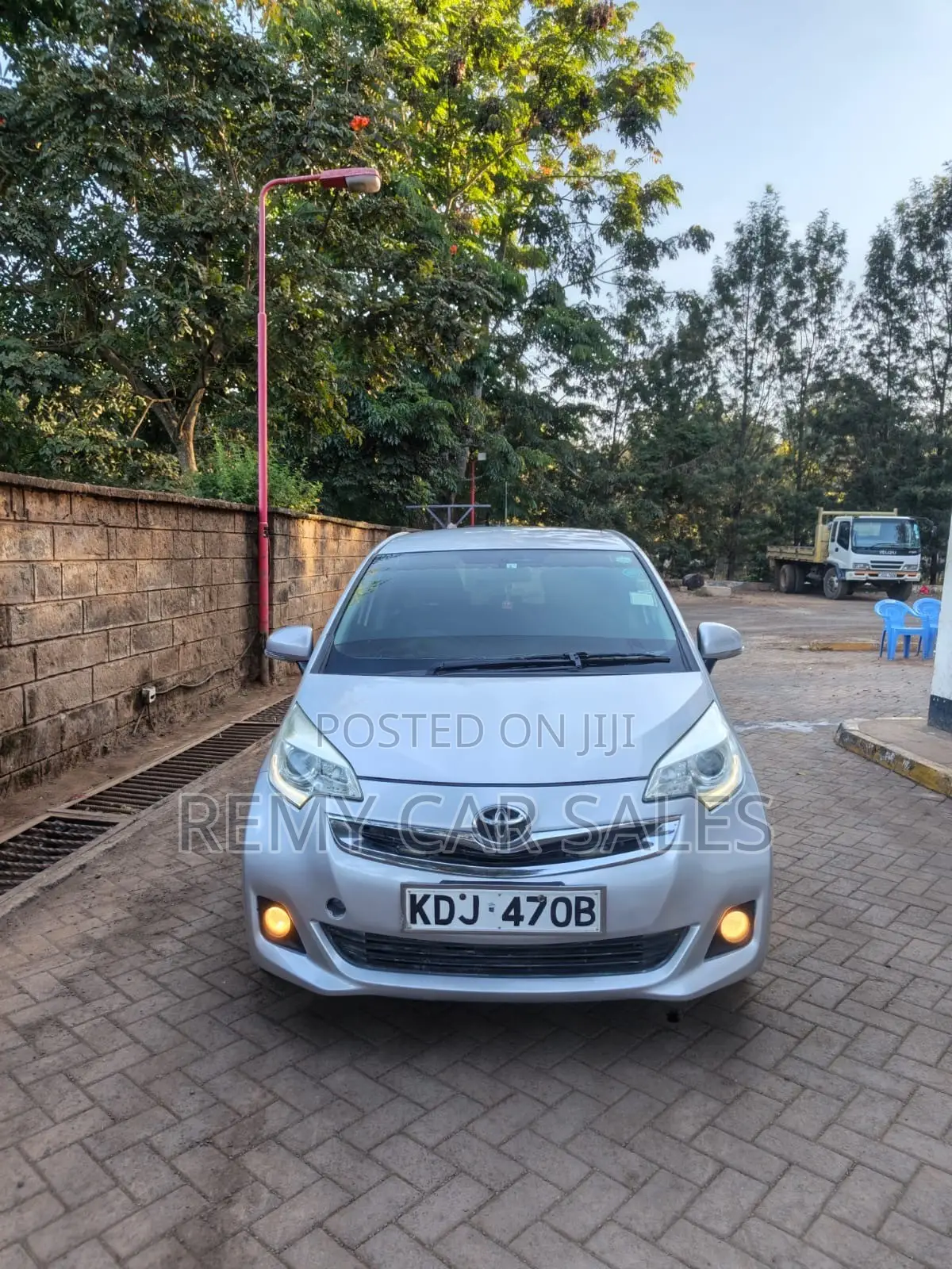 Toyota Ractis 2015 Silver