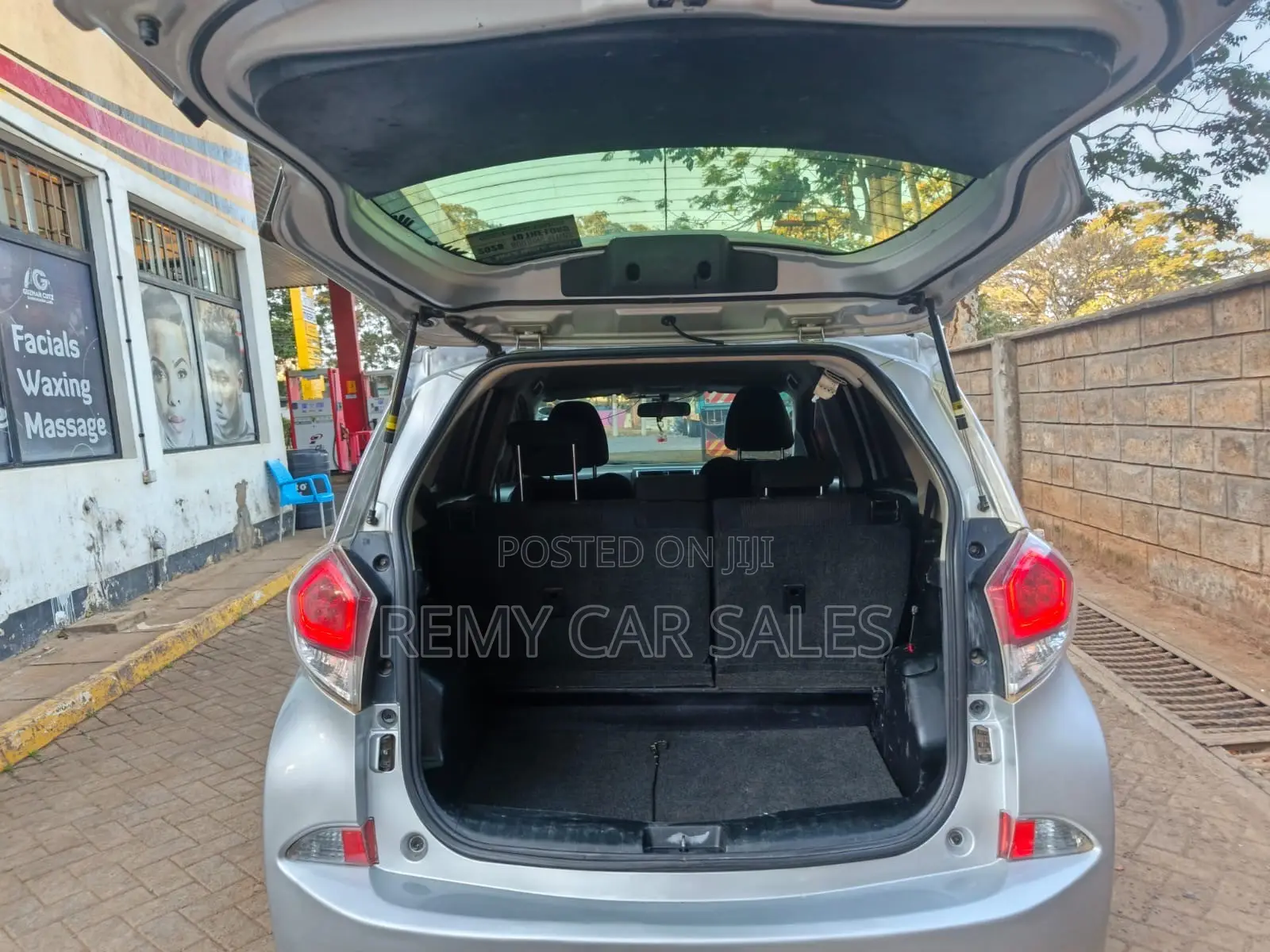 Toyota Ractis 2015 Silver