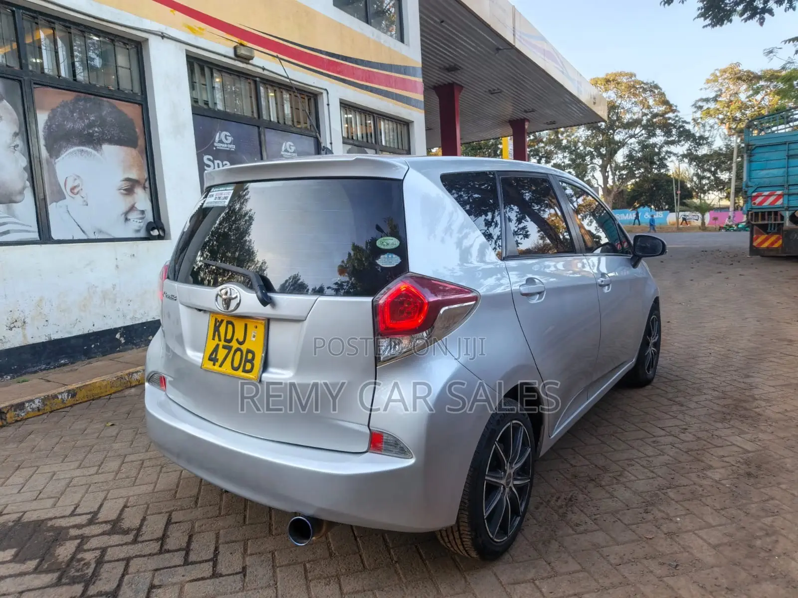 Toyota Ractis 2015 Silver