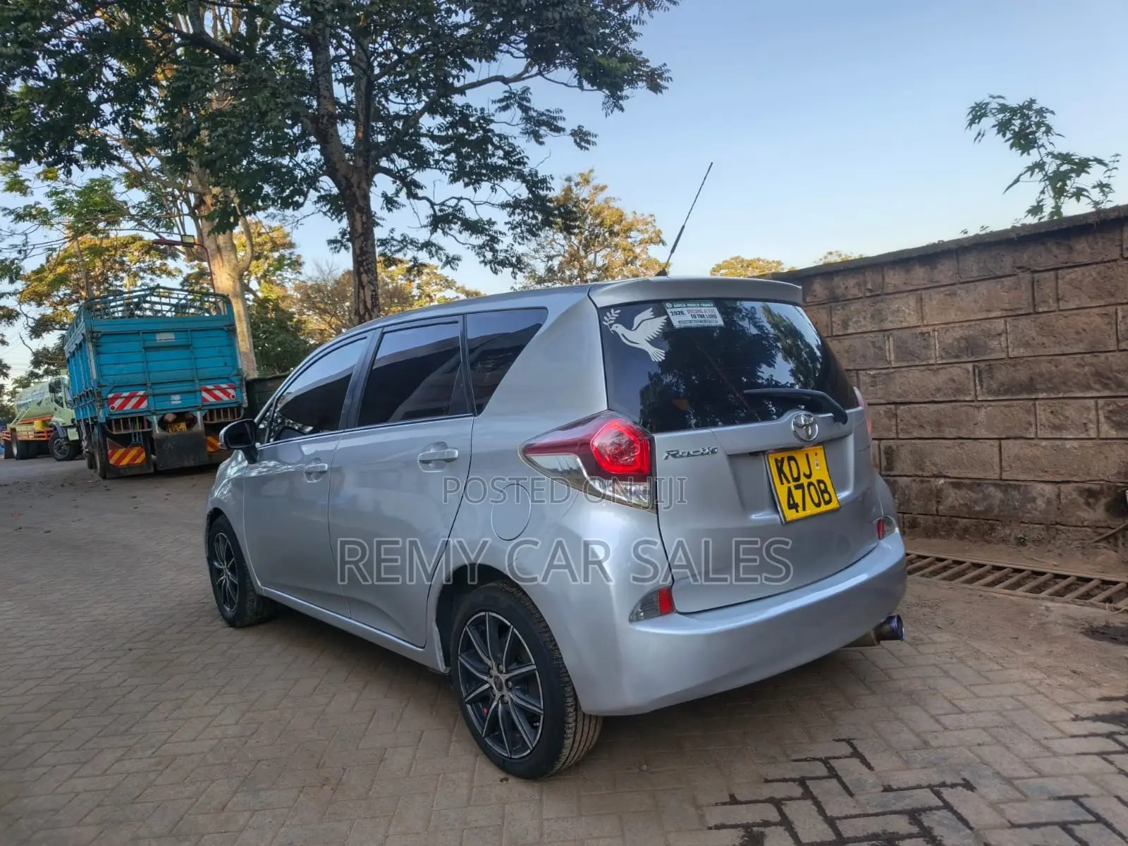 Toyota Ractis 2015 Silver