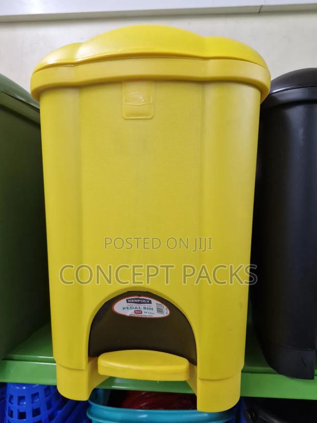18L Plastic Pedal Bin Kenpoly With Removable Inner Bucket.