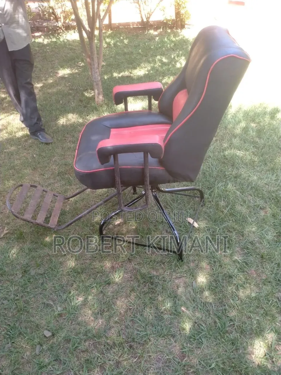 Kinyozi Seat