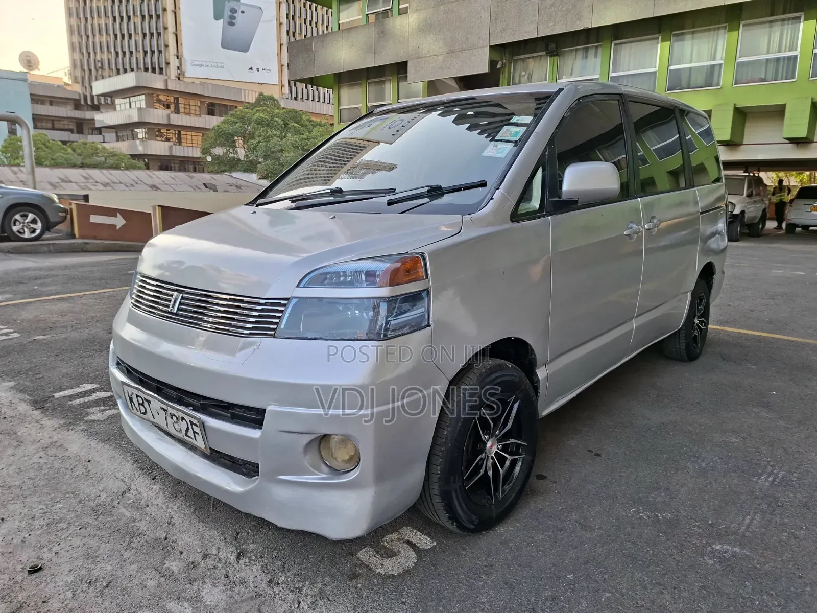 Toyota Voxy Z 2WD 8-Seater 2005 Silver
