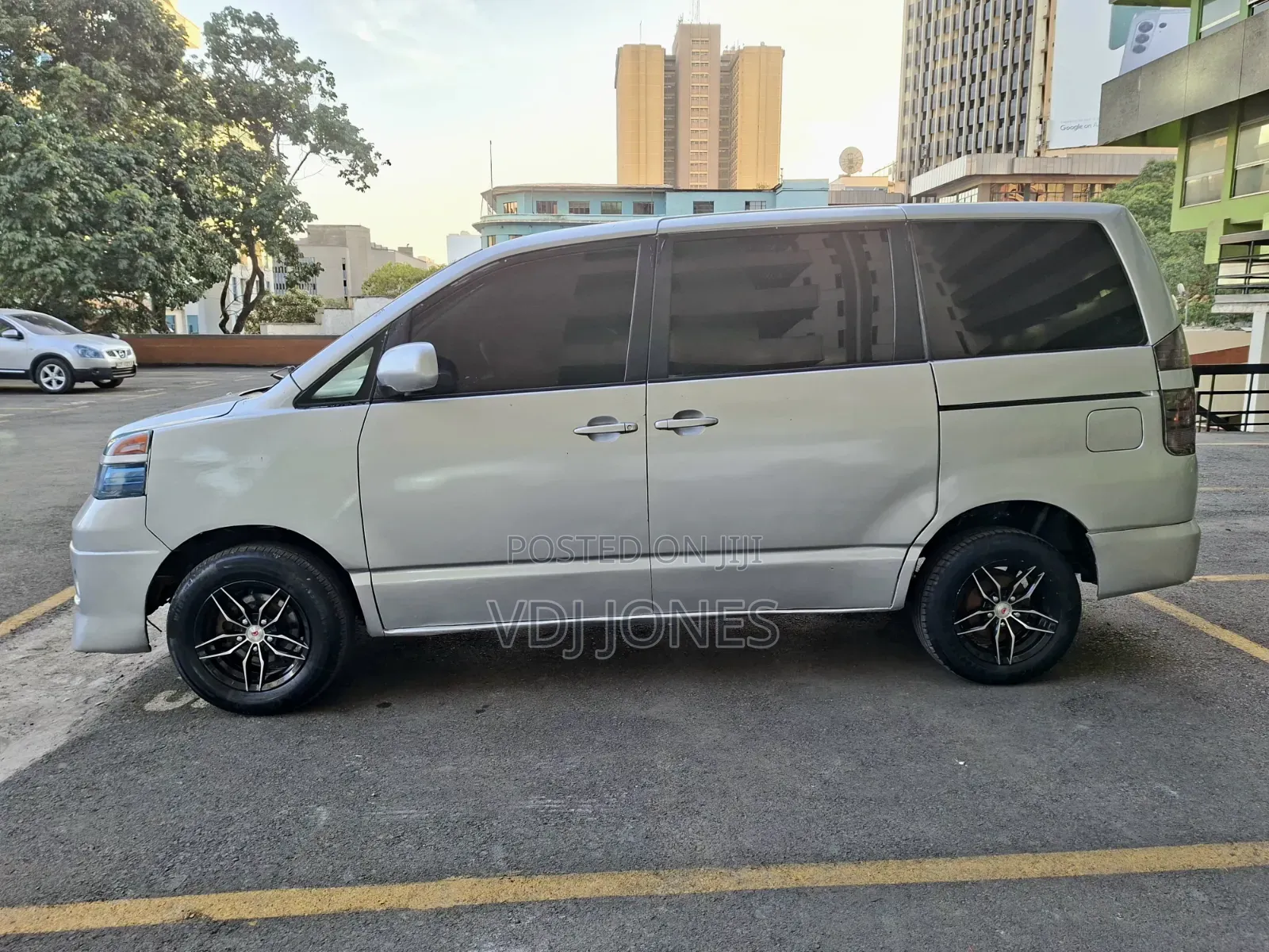 Toyota Voxy Z 2WD 8-Seater 2005 Silver