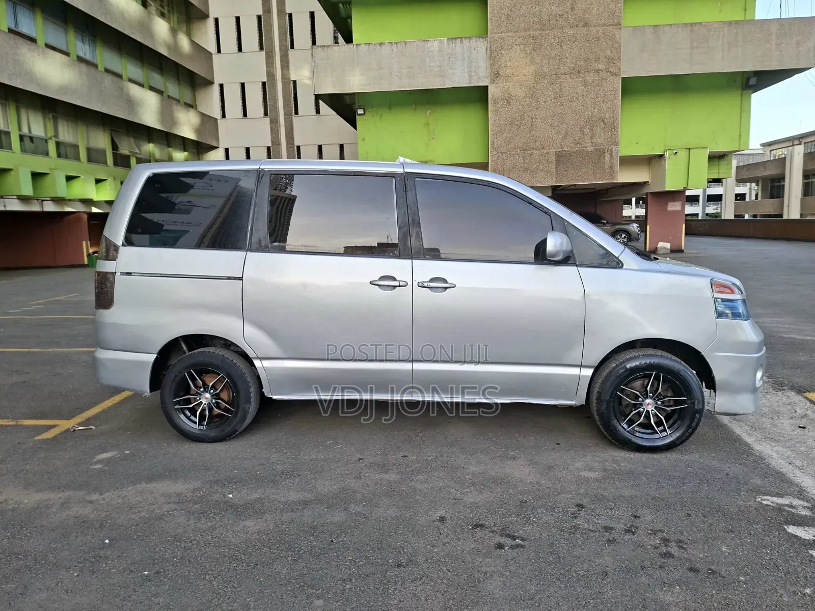 Toyota Voxy Z 2WD 8-Seater 2005 Silver