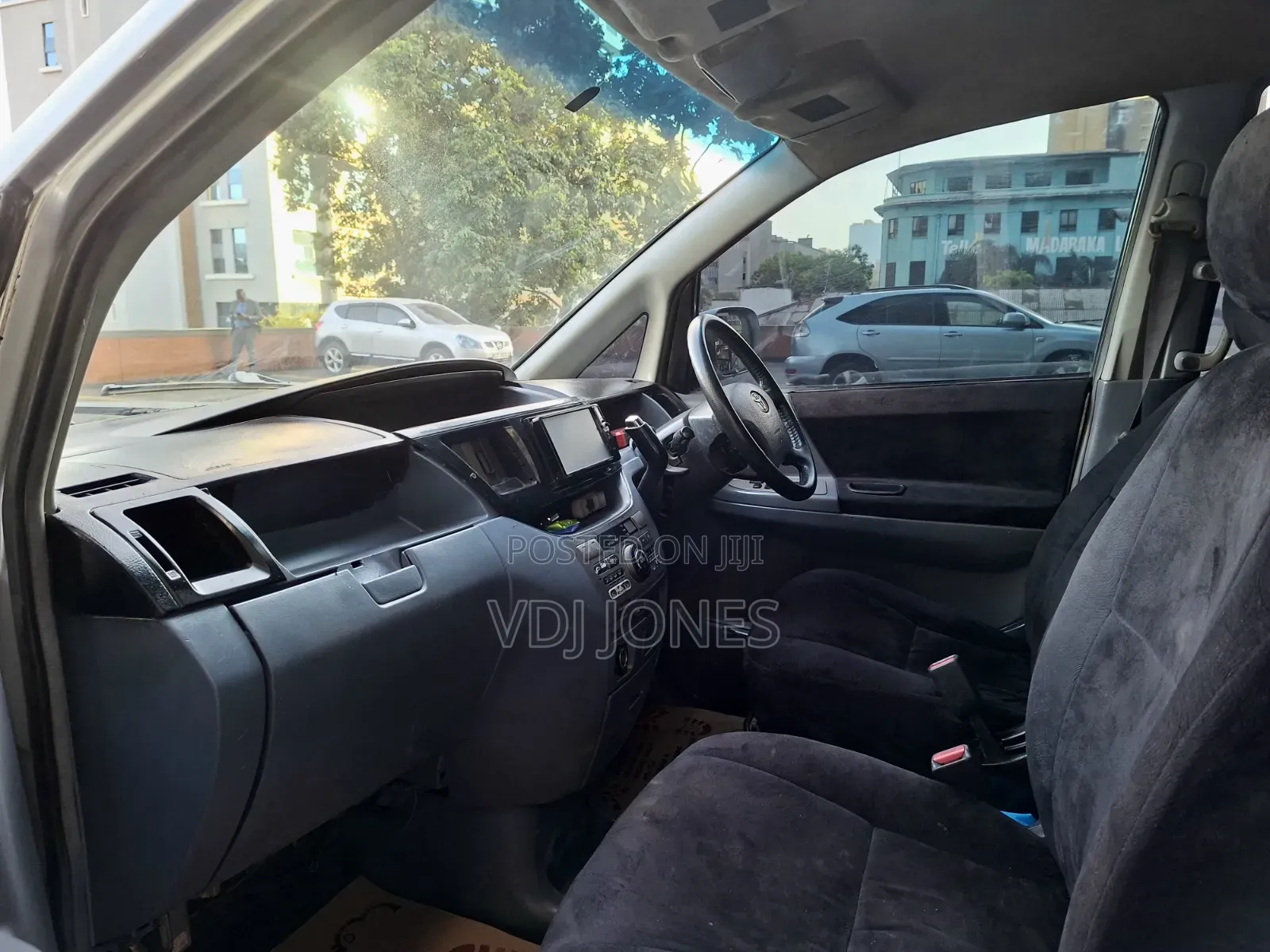 Toyota Voxy Z 2WD 8-Seater 2005 Silver