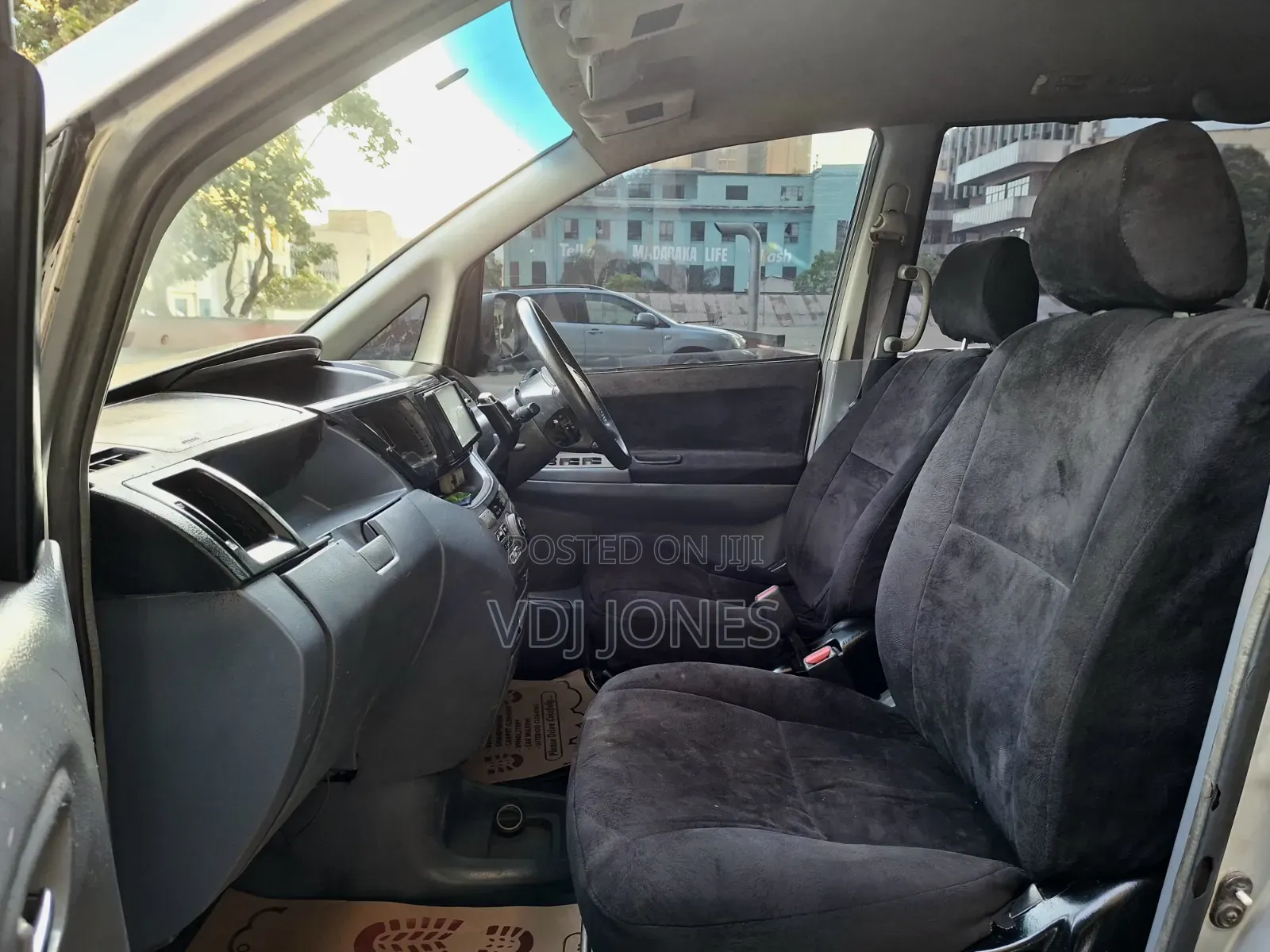 Toyota Voxy Z 2WD 8-Seater 2005 Silver