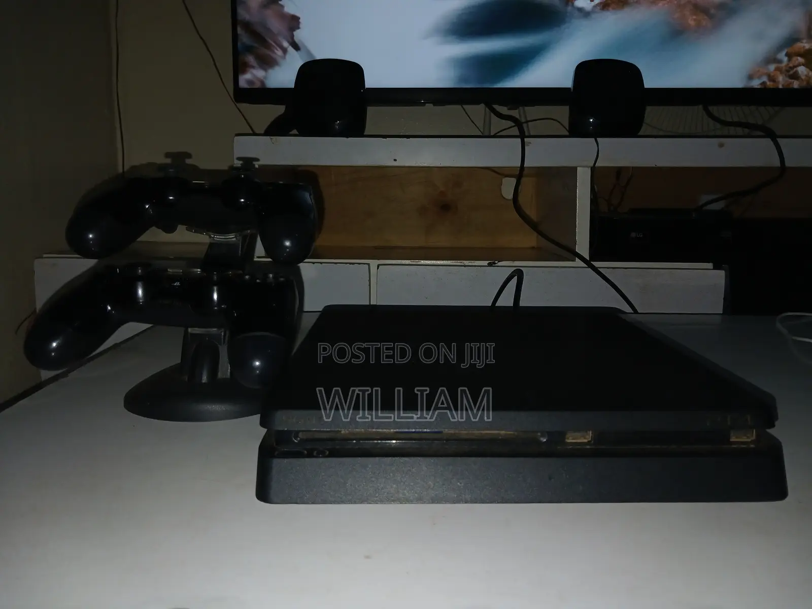 PS4 Slim 500GB + 2 Pads + FIFA 21 + Charging Dock