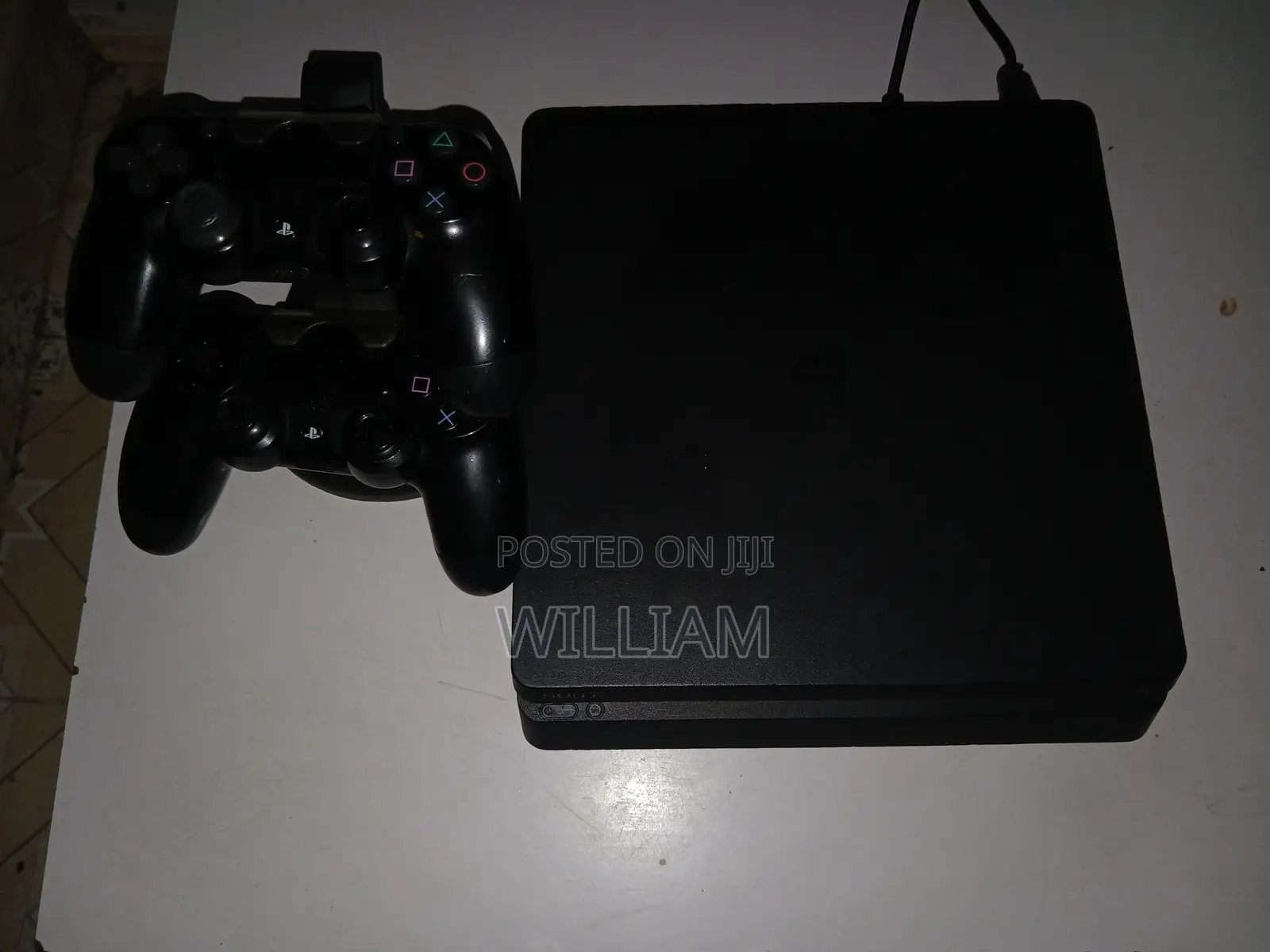PS4 Slim 500GB + 2 Pads + FIFA 21 + Charging Dock