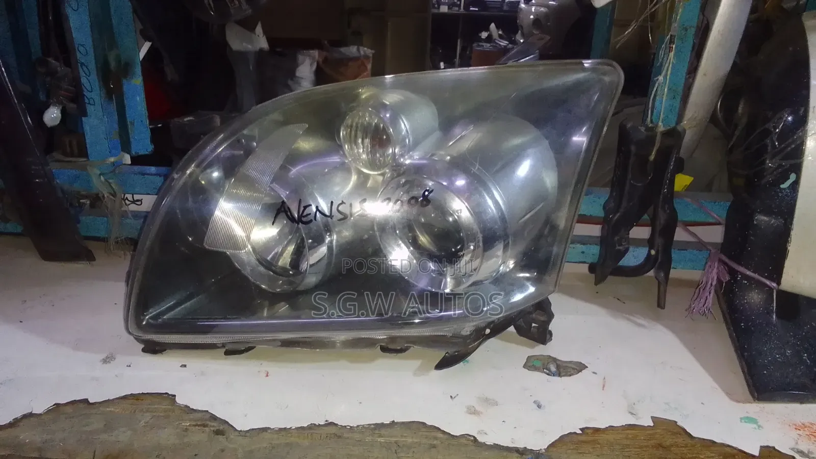 Toyota Avensis Headlight