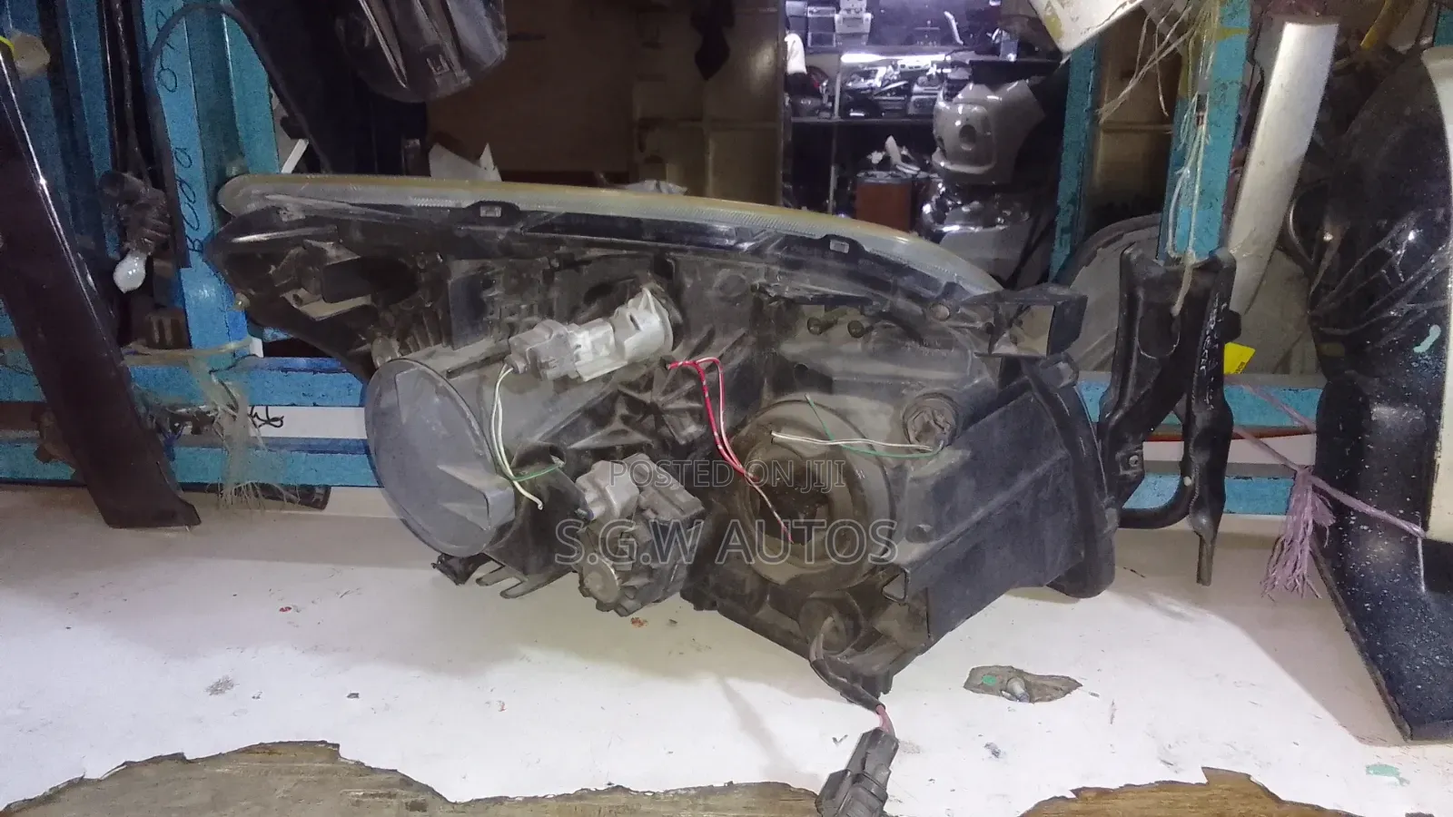 Toyota Avensis Headlight
