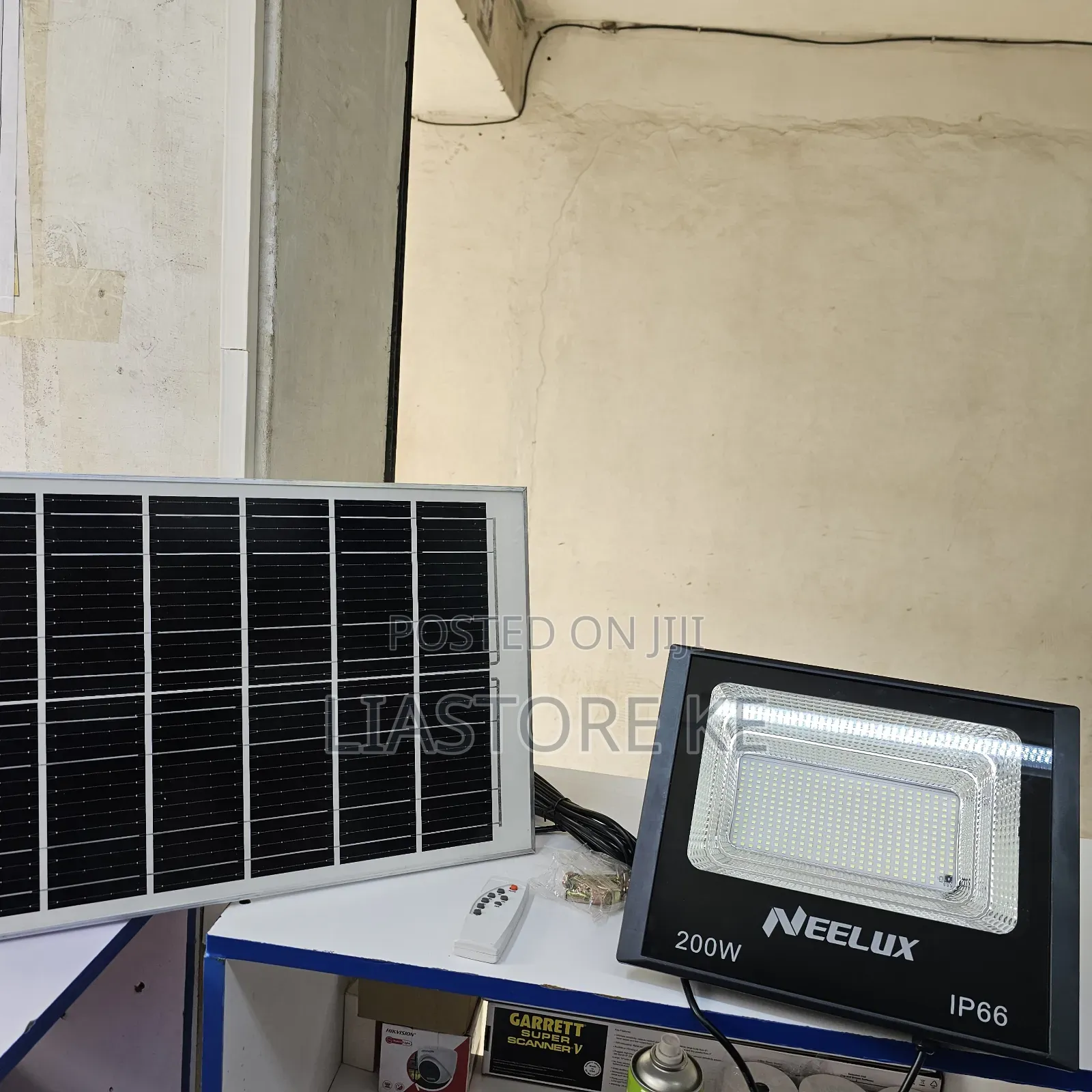 200W Neelux Solar Flood Light – LED Outdoor Security Lamp
