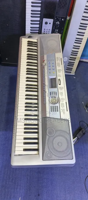 Digital Piano. 76 Keyss DGX 200