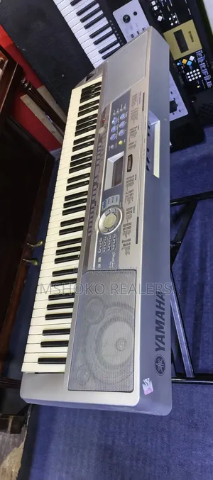 Digital Piano. 76 Keyss DGX 200