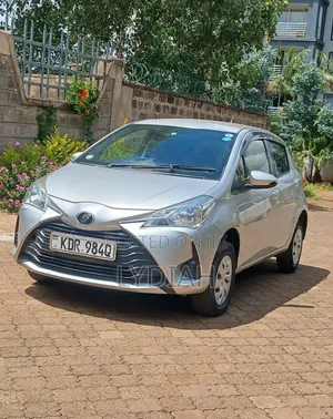 Toyota Vitz 2017 Silver