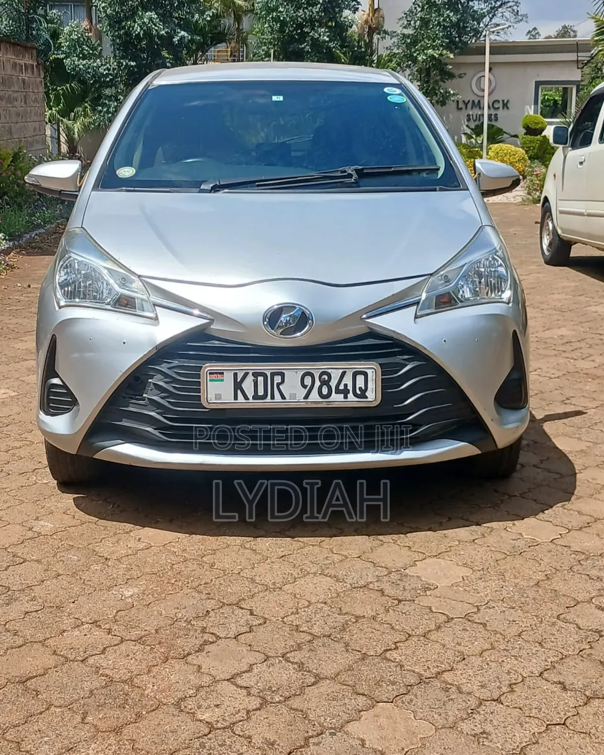 Toyota Vitz 2017 Silver