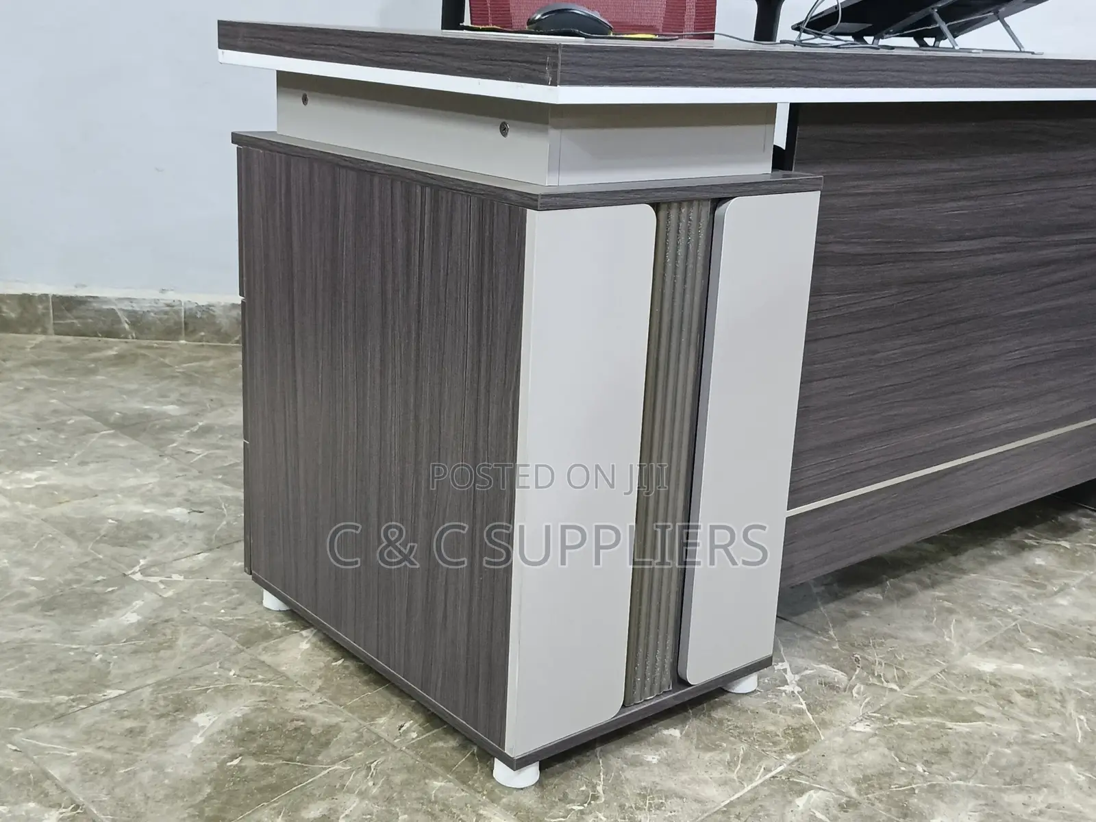Executive Work Desk
-1600mm