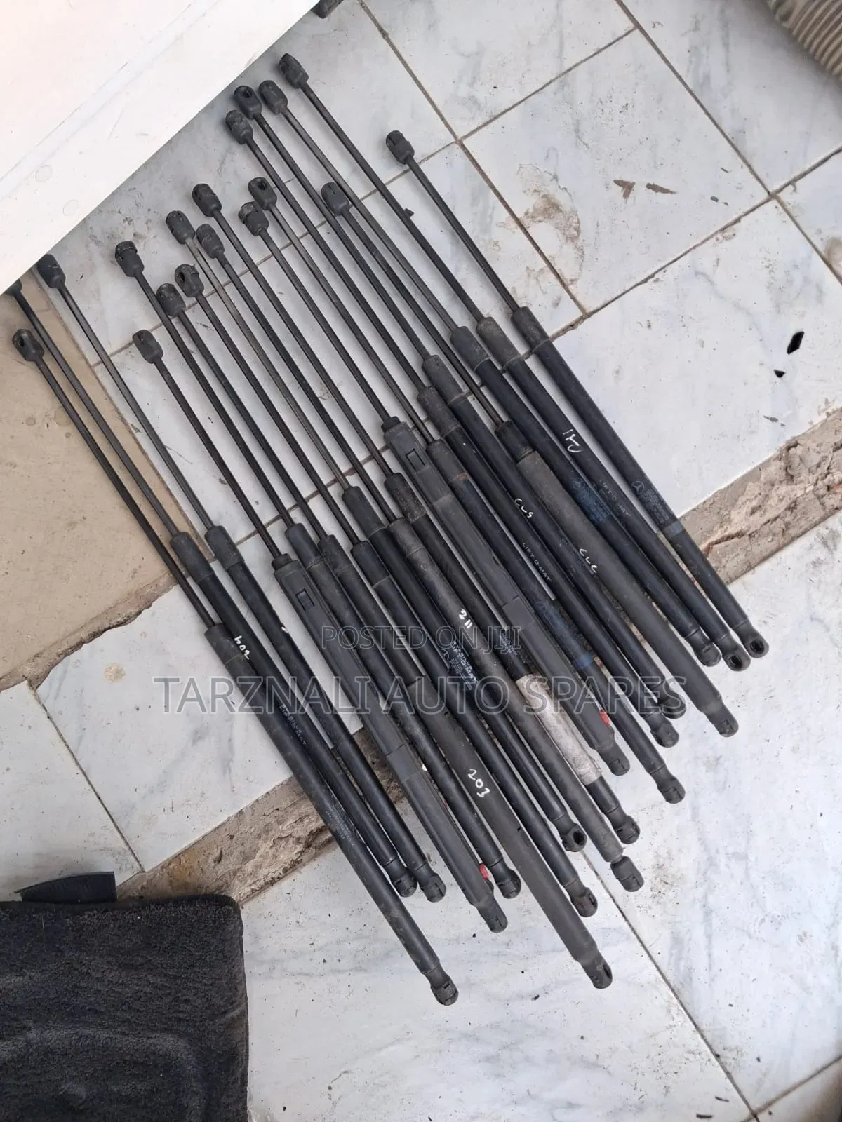 W203/W204/W212 Bonnet Struts
