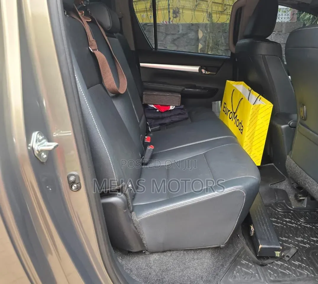 Toyota Hilux 2025 Gray