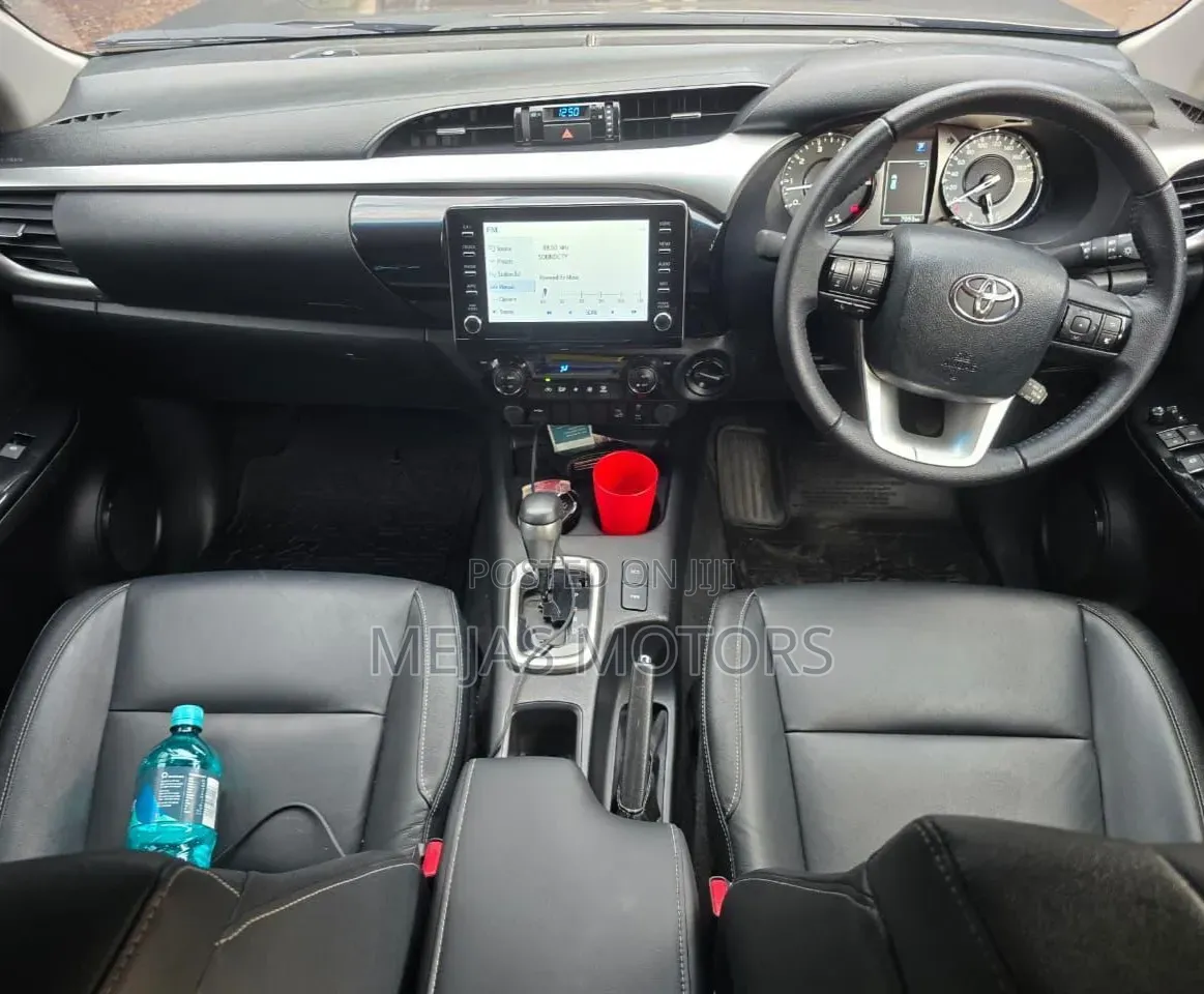Toyota Hilux 2025 Gray