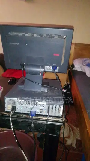 Desktop Computer Lenovo ThinkCentre 22 4GB Intel Core i5 HDD+SSD 256GB
