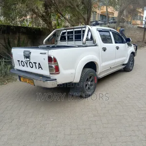 Toyota Hilux 2012 White