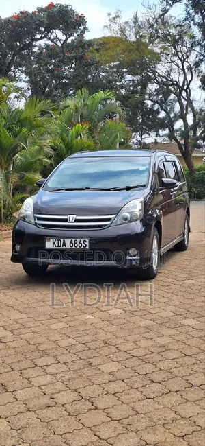 Toyota ISIS 2013 Maroon