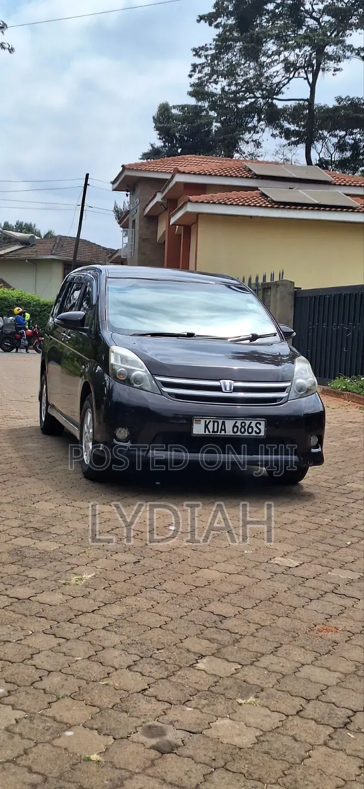 Toyota ISIS 2013 Maroon