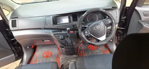 Toyota ISIS 2013 Maroon